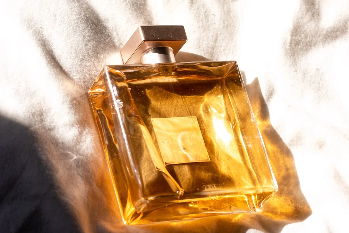 Elegant perfume presentation