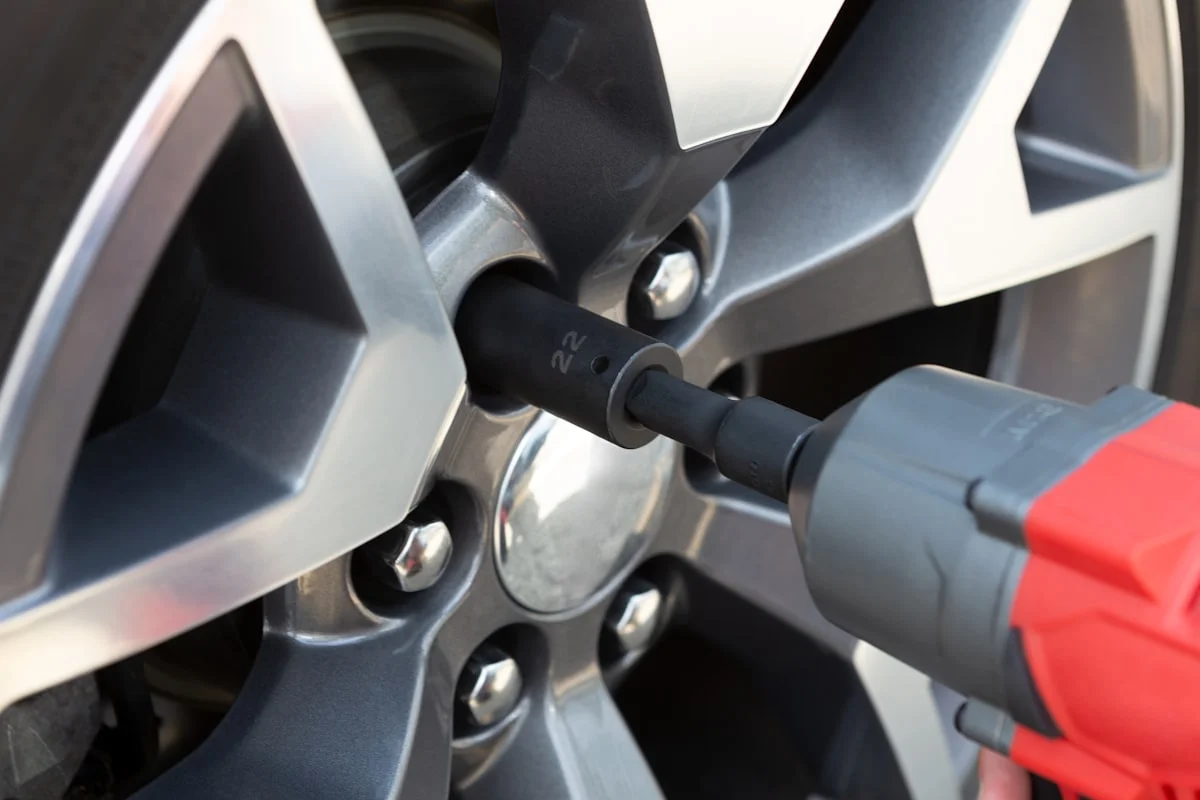 Wheel and tyre replacement with power tools
